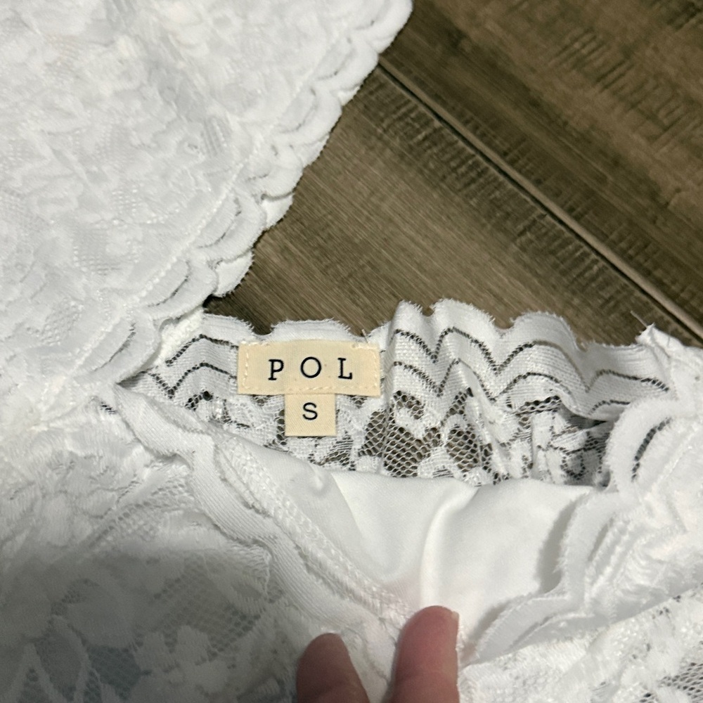 New POL Lace Short Sleeve V Neck Cropped Top with Scallop Detail - Picture 4 of 9